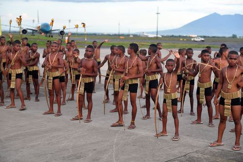 Local children in traditional dress greet Mr Turnbull at the airport. (AAP)