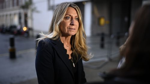 Deborah Turness, ex-chefe da BBC News, fala à mídia fora da Broadcasting House em 10 de novembro de 2025 em Londres, Reino Unido.