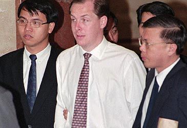 Which bank did Nick Leeson's unauthorised trades cause the collapse of in 1995?