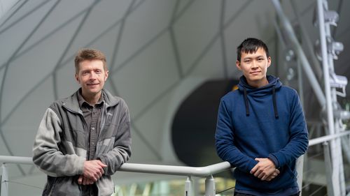 El Dr. Christopher Onken y el candidato a doctorado Samuel Lai en la Universidad Nacional de Australia.