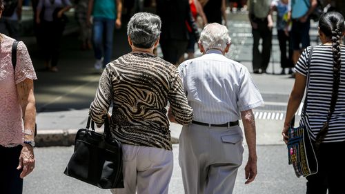 Brisbane'de yaşlı bir çift yürüyüş yapıyor.