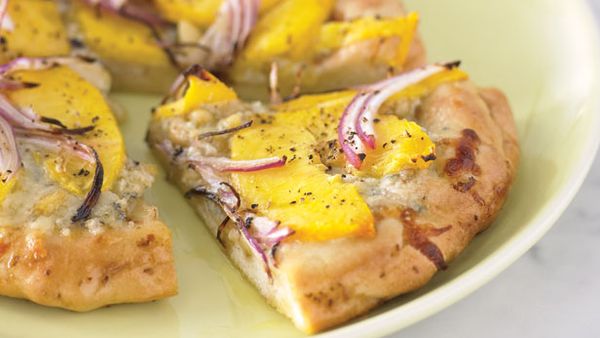 Pizzette with blue cheese and peaches