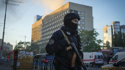 La police bloque le périmètre sur les lieux du bombardement russe à Kyiv le lundi 17 octobre.