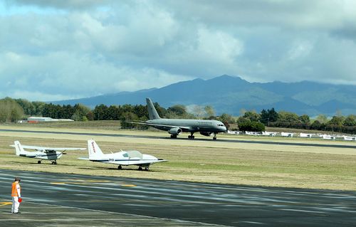 An air controller at Hamilton Airport in New Zealand became "overwhelmed" by the pressure of an evaluation exercise, says a government report.