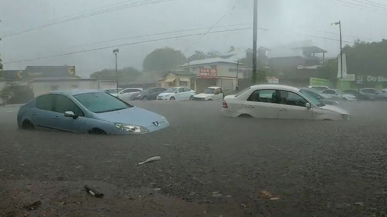 Queensland storms: 120mm of rain falls in an hour - 9News