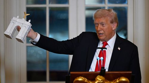 Başkan Donald Trump, 15 Ekim 2025'te Washington'da Beyaz Saray'daki yeni balo salonunun inşasına katkıda bulunan bağışçılar için yapılan akşam yemeğinde konuşuyor. (AP Fotoğrafı/John McDonnell)