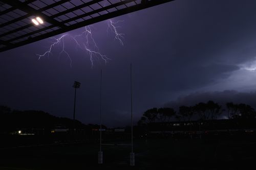 SYDNEY, AUSTRALIA - 26 MARZO: 4 Pines Park è visto nell'oscurità durante un blackout mentre una tempesta passa sulle spiagge del Nord in vista del quarto round della partita NRL tra Manly Sea Eagles e Sydney Roosters al 4 Pines Park il 26 marzo 2026, a Sydney, Australia. (Foto di Cameron Spencer/Getty Images)