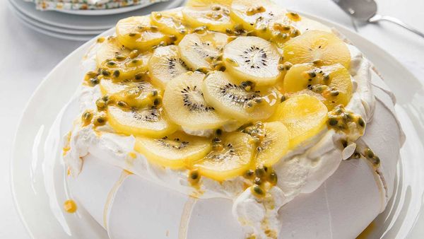 Gold kiwi pavlova