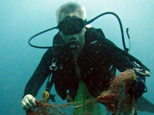 Harry Chan removes old fishing gear from the ocean.