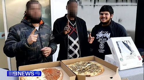 Naveed Akram (extrema direita).