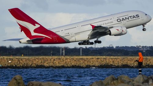 Um Qantas A380 decola do Aeroporto de Sydney sobre Botany Bay.
