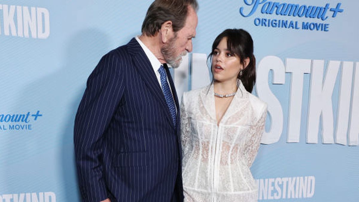 WATCH: Awkward moment on red carpet between Jenna Ortega and Tommy Lee Jones  - 9Celebrity