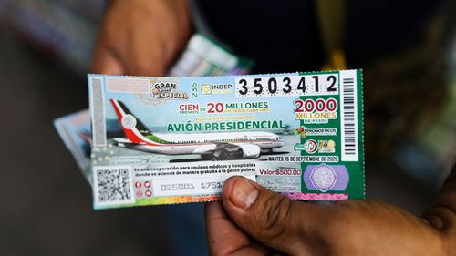 La pandilla llamó después de que la guardería fuera nombrada. "lotería de avión" ganador en diarios mexicanos.
