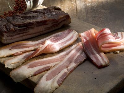 <strong>Bacon (1,717mg of sodium per 100 grams)</strong>