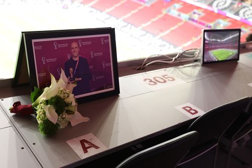 Des fleurs sont placées à la mémoire de Grant Wahl, un journaliste sportif américain décédé lors d'un reportage sur le match entre l'Argentine et les Pays-Bas, avant le match de quart de finale de la Coupe du Monde de la FIFA, Qatar 2022, entre l'Angleterre et la France.