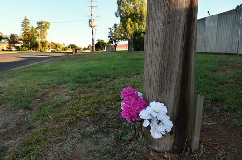 Flores no local onde Sophie Quinn e John Harris foram mortos a tiros pelo acusado Julian Ingram na rua Bokhara.