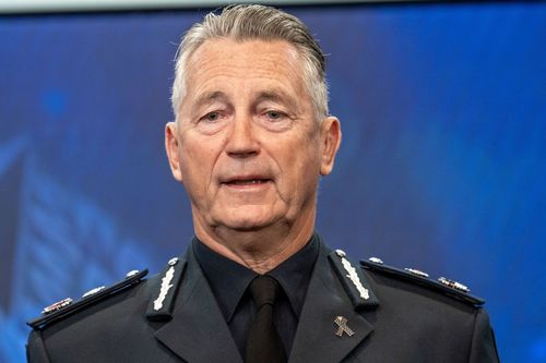 The Age, Notícias, 27/08/2025, foto de Justin McManus. O comissário-chefe Mike Bush atualiza a mídia sobre o assassinato de dois policiais em Porepunkah e a busca pela corrupção.
