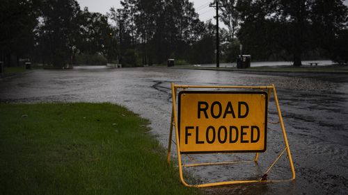 Heavy rain and floodwater is causing the Hawkesbury River at North Richmond to breach its banks.