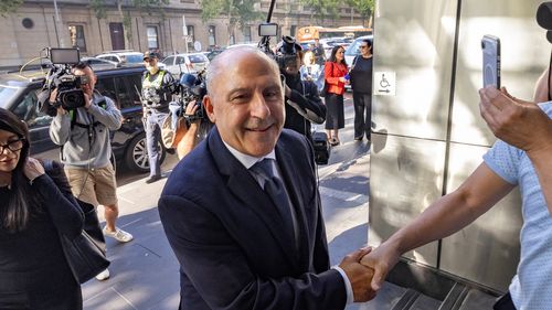 Tony Mokbel sai em liberdade da Suprema Corte de Melbourne. Foto de Jason Sul. 6 de fevereiro de 2026.