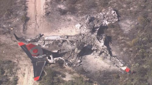 Deux pilotes pompiers sont miraculeusement repartis avec seulement des blessures mineures après avoir survécu au premier crash du Boeing 737 en Australie.