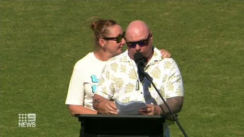 Más de mil personas han presentado sus respetos a un joven jugador de la liga de rugby que murió durante sus vacaciones en España el mes pasado.  El funeral de Liam Hampson, de 24 años, se llevó a cabo en Dolphin Oval en Redcliffe, cerca de Brisbane.