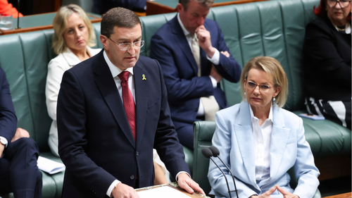 O Ministro-sombra da Educação e da Aprendizagem Infantil, Julian Leeser, fala durante uma moção de condolências em relação às vítimas do ataque terrorista anti-semita de Bondi, na Câmara dos Representantes no Parlamento em Canberra, na segunda-feira, 19 de janeiro de 2026.