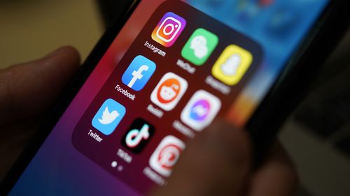 Crianças menores de 16 anos serão banidas de plataformas de mídia social selecionadas a partir de 10 de dezembro. 