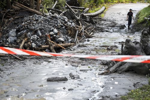 Search efforts continue in Chamoson for two missing persons who have been carried away by a mudslide after a violent storm that struck on 11 August evening.  