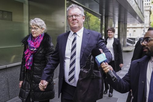 Foto di Norman O'Bryan all'uscita dal tribunale di contea con la moglie giovedì 14 maggio 2026. LUIS ENRIQUE ASCUI