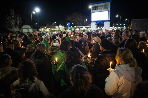 Les résidents de Newport News organisent une veillée aux chandelles en l'honneur de l'enseignante de première année de l'école élémentaire Richneck Abby Zwerner au bâtiment administratif de l'école à Newport News, en Virginie, le lundi 9 janvier 2023.  