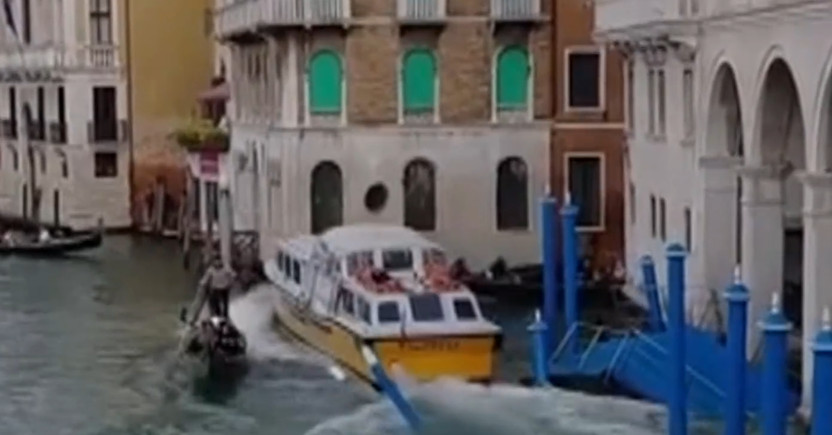 Tourists narrowly escape after malfunctioning ferry ploughs into gondolas