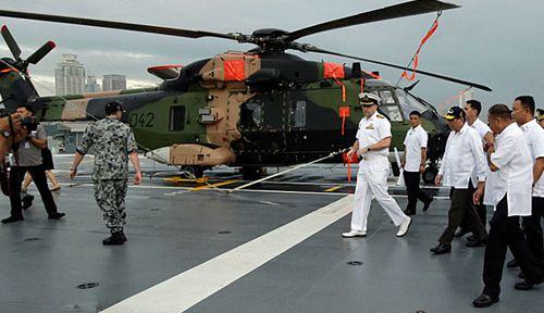 Philippines President Rodrigo Duterte tours the flight deck of HMAS Adelaide. (Photo: AAP).
