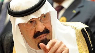 توفي العاهل السعودي الملك عبد الله بن عبد العزيز عن 90 عامًا بعد معركة استمرت شهرًا مع الالتهاب الرئوي. 

  Vârsta sa înaintată și starea de sănătate precară au stârnit îngrijorări în ultimii ani cu privire la viitoarea conducere a unuia dintre marii producători de petrol ai lumii. 

  Numirea fratelui vitreg al regretatului monarh, în vârstă de 79 de ani, Prințul Moștenitor Salman, drept succesor al său. 

  (FAYEZ NURELDINE/AFP/GettyImages)”/></noscript></div>
<div class=