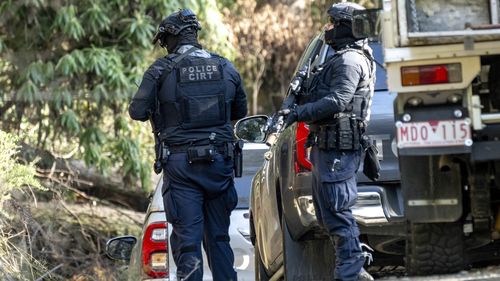 Polícia de Victoria no interior de Victoria, enquanto eles procuram o suposto policial assassino Dezi Freeman.
