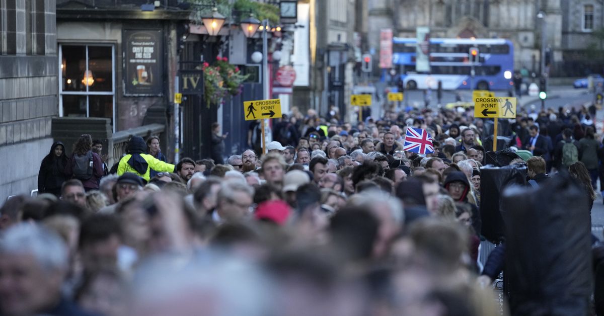 Huge crowds of mourners gather in Edinburgh to pay final respects to Queen Elizabeth - 9News