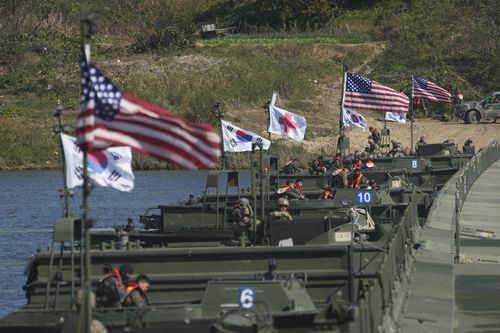 Le bandiere della Corea del Sud e degli Stati Uniti sventolano in vista di un'esercitazione congiunta di attraversamento del fiume tra la Corea del Sud e gli Stati Uniti a Yeoju, in Corea del Sud, in ottobre.  19, 2022. 