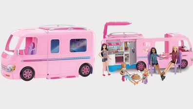 op vakantie haspel Zeehaven Pop-up campervan unfolds just like a child's toy