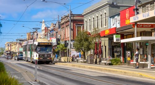 NORTHCOTE, VICTORIA/AUSTRÁLIA 9 de novembro: Um homem não identificado espera pelo bonde número 86 na High Street em Northcote, Melbourne, em 9 de novembro de 2016.