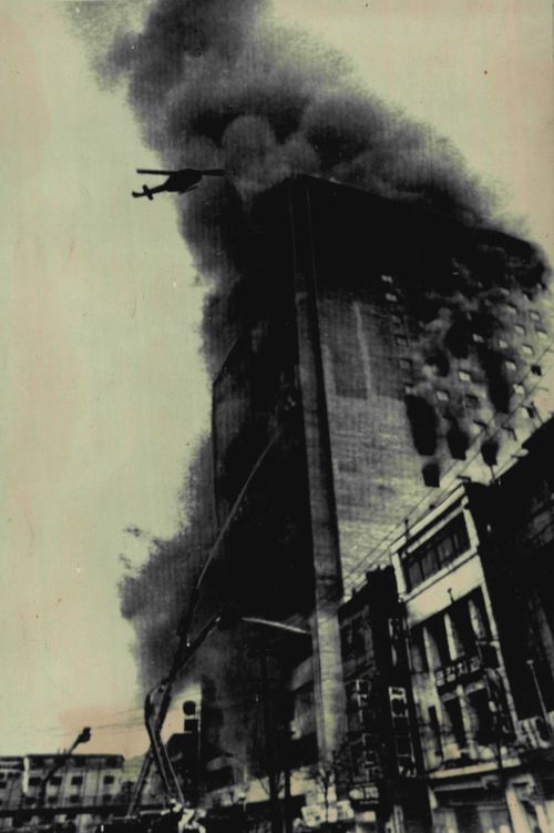 Helikopterler, çatıdan insanları kurtarmak için kullanıldı.