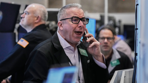 O negociante de opções Joseph D'Arrigo trabalha no pregão da Bolsa de Valores de Nova York, terça-feira, 18 de novembro de 2025. (AP Photo / Richard Drew)