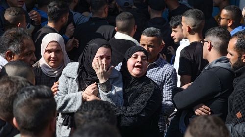 Les membres de la famille de l'un des Palestiniens qui auraient été tués lors d'un raid israélien sur le camp de réfugiés de Jénine en Cisjordanie, pleurent sa mort lors de son cortège funèbre dans la ville.