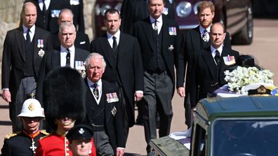 Windsor, Anglia - 17 aprilie: Prințul Charles, prințul de Wales merge în spatele sicriului ducelui de Edinburgh, acoperit cu etalonul personal al Alteței Sale Regale, în timpul unei procesiuni ceremoniale în timpul înmormântării prințului Philip, ducele de Edinburgh la castelul Windsor pe 17 aprilie 2021 în Windsor, Anglia.  Prințul Filip al Greciei și Danemarcei s-a născut pe 10 iunie 1921 în Grecia.  A slujit în Marina Regală Britanică și a luptat în al doilea război mondial.  S-a căsătorit cu prințesa Elisabeta de atunci la 20 noiembrie 1947 și a fost un inovator