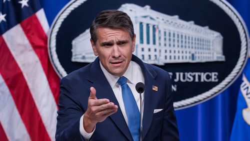 O vice-procurador-geral, Todd Blanche, responde a uma pergunta de um repórter durante uma entrevista coletiva depois que o Departamento de Justiça anunciou a divulgação de três milhões de páginas de documentos na última divulgação de Jeffrey Epstein em Washington, sexta-feira, 30 de janeiro de 2026. (AP Photo/J. Scott Applewhite)