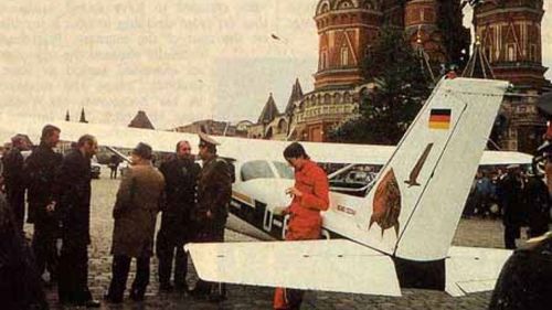 Mathias Rust, Sovyetler Birliği'ni utandıran cesur bir eylemle tanınmıştır.