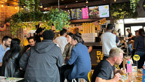 Clienti al negozio Guzman y Gomez.