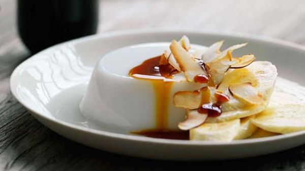 Coconut jellies with banana and coconut-sugar caramel