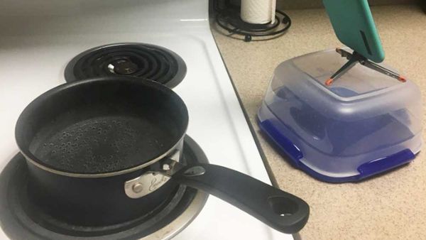 Lazy bro solves pasta boiling dilemma, wins Twitter