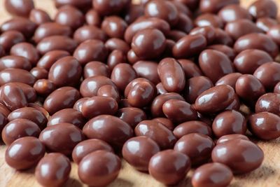 Chocolate-coated peanuts: 140 calories
