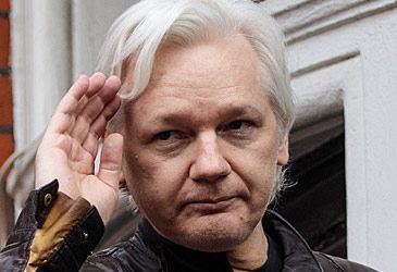 Which nation granted Julian Assange citizenship in 2017, and revoked it in 2021?