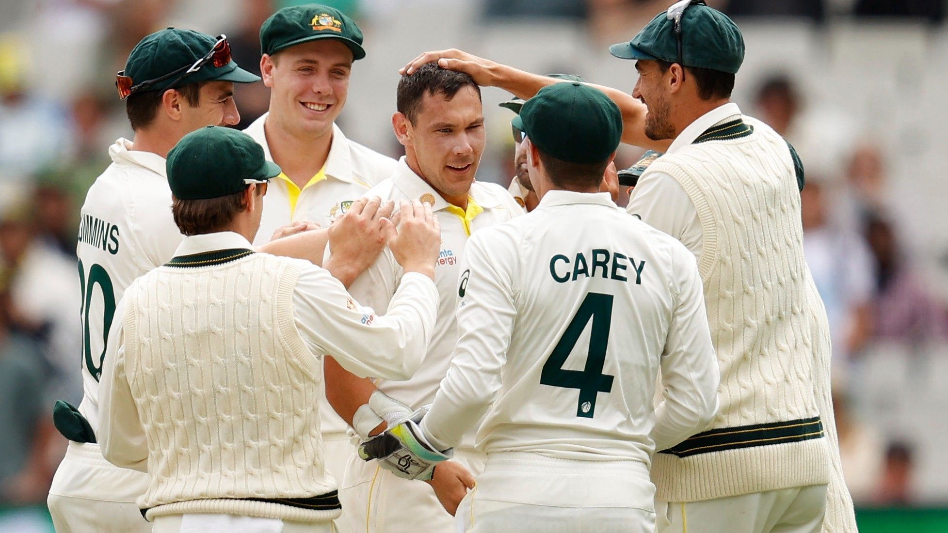 Bowling gamble pays off for rampant Aussies